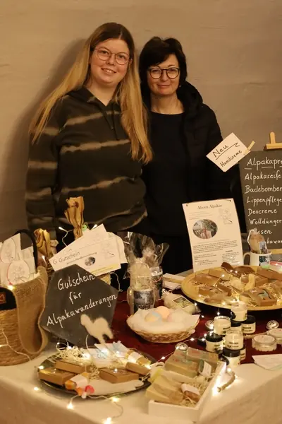 Ahorn Alpakas auf dem Weihnachtsmarkt